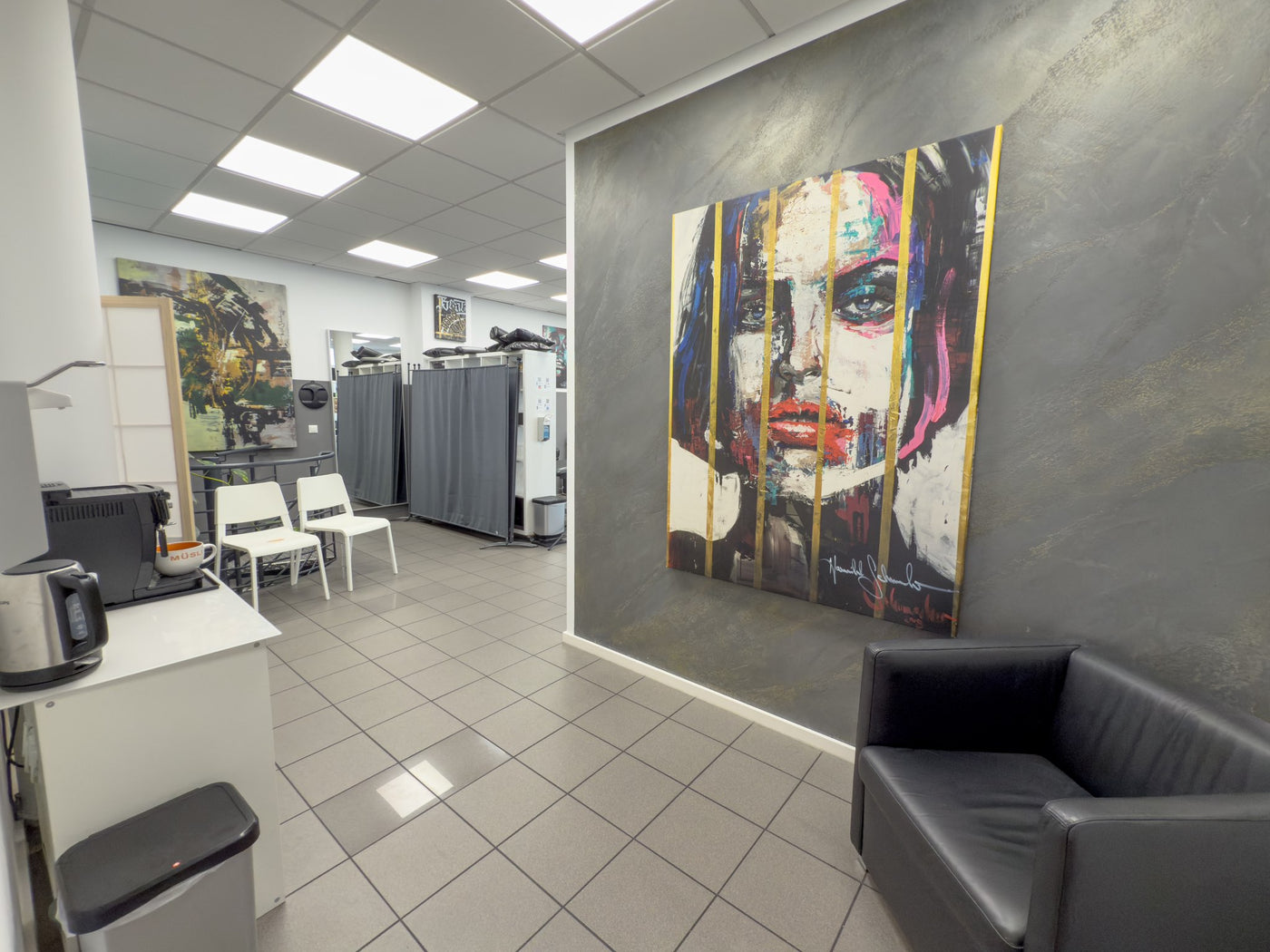 Sessel und Kaffeeecke und flur zum arbeitsbereich vom atelier hannibal tattoo studio in hürth