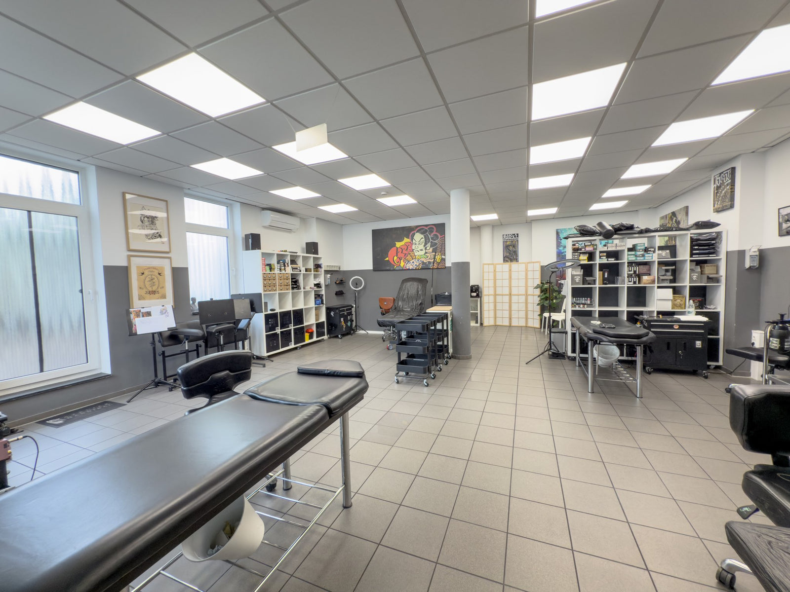 Arbeitsbereich Tattoo Studio mit Tattooliegen