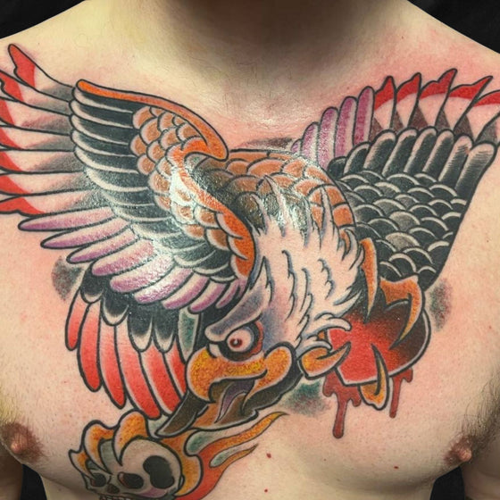 Adler Tattoo auf Brust im Traditional style in farbe, gestochen von fetti im atelier hannibal