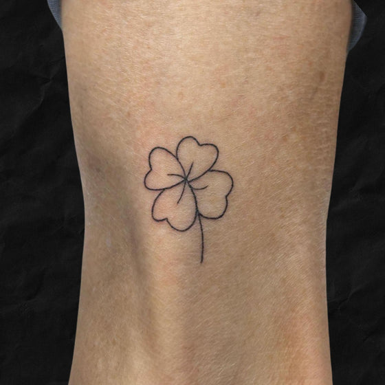 Fineline Tattoo Kleeblatt gestochen im Atelier Hannibal Tattoo Studio in Euskirchen