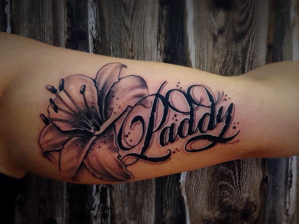 Lettering: Schriftzug mit Blume