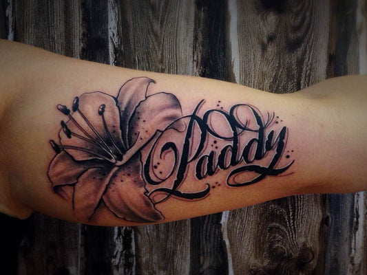 Lettering: Schriftzug mit Blume