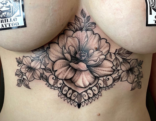 Fineline: Blumen unter der Brust