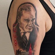 Realistisches Portrait-Tattoo von Attatürk auf Oberarm in Black & Grey mit Rot von Atelier Hannibal Hürth