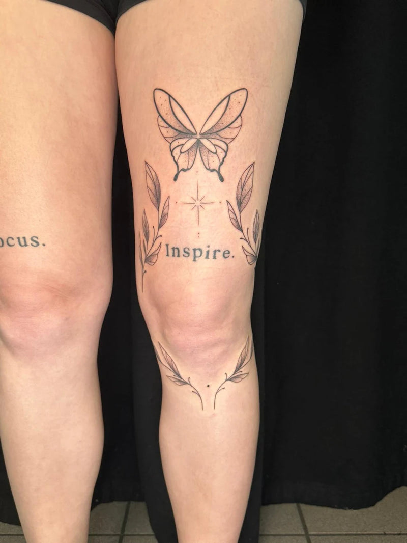 Symmetrisches Fineline Bein-Tattoo von Ana – Schmetterling und Lettering, Atelier Hannibal