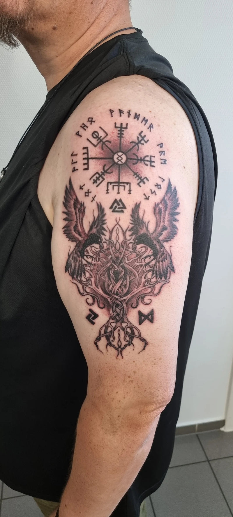 Nordischer Kompass mit Lebensbaum und 2 Raben in Nordic Black and Grey Stil vom Tattoo Studio Atelier Hannibal Hürth