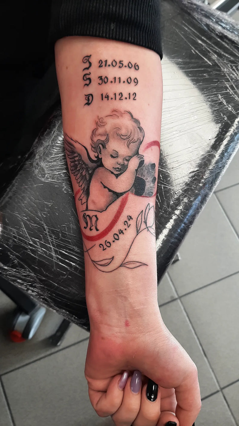 Gedenk-Tattoo mit Engel und Daten auf Unterarm von Theo im Atelier Hannibal Hürth