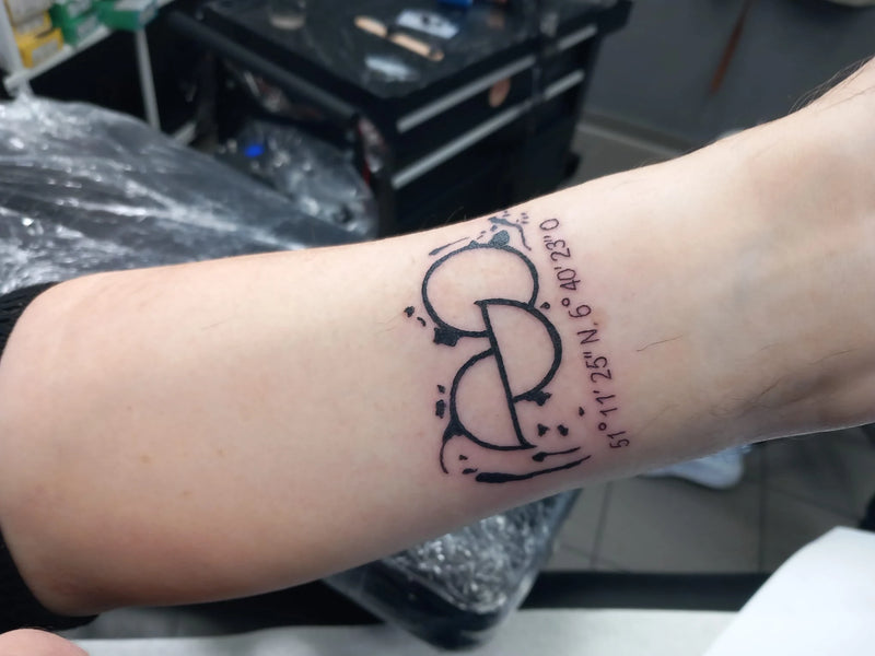 Organspende-Tattoo mit Koordinaten auf Unterarm in Fineline-Stil von Atelier Hannibal Hürth